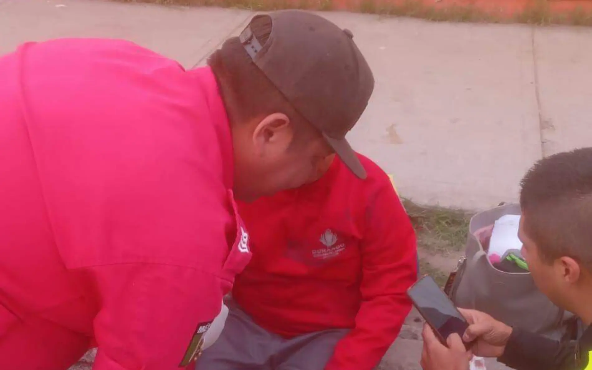 Niño que caminaba a la escuela es arrollado por motociclista